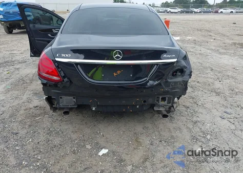 2015 Mercedes-Benz C 300 Luxury 4Matic z USA, uszkodzony, nr VIN 55SWF4KB6FU042101